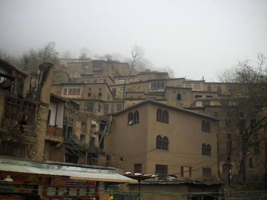 Masuleh, mit Blick auf die terrassenförmig übereinandergebauten 2-stöckigen Lehmziegelhäuser.
30. März 2013.