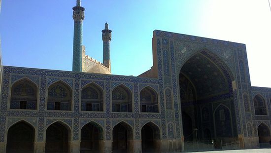 Die Masjed-e Shah, die Königsmoschee in Esfahan, Innenhof mit einem der 4 Iwane und 2 von 4 Minaretten. Die prächtige Königsmoschee wurde von Schah Abbas I in der Safawidenzeit erbaut.