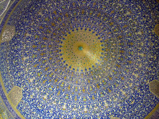 Die prächtige Fayencenkuppel der Königsmoschee (Masjed-e Shah) in Esfahan. Die Königsmoschee wird als die vollkommenste Moschee der islamischen Baukunst genannt.