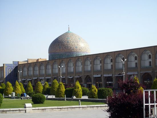 Die Scheich Lutfullah Moschee (Masjed-e Sheikh Lotfollah) zwischen den Arkadengängen des Meydan-e Imam in Esfahan. Diese Moschee wurde von Schah Abbas als eine private Gebetsstätte erbaut und ist wegen ihrer beigefarbenen Kuppel einzigartig. 8. April 2013.