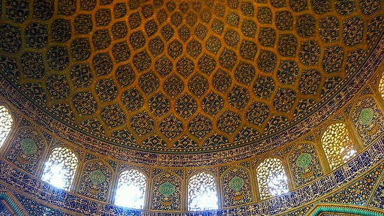 Die prächtige mit Fayencen ausgelegt Kuppel von innen in der Scheich Lutfullah Moschee.