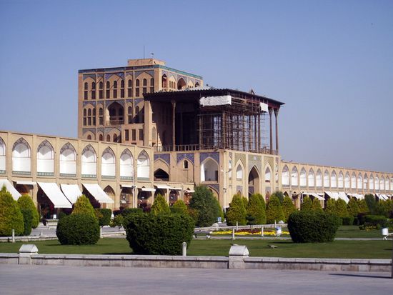 Der Ali Qapu Palast am Meydan-e Emam mit eingerüsteter Aussichtsplattform in Esfahan. Der Ali Qapu Palast krönt die westliche Seite des Imam-Platzes und wurde im 17. Jahrhundert von Schah Abbas errichtet. 8. April 2013.