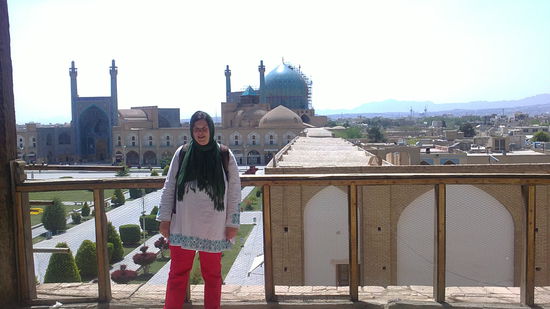 Blick vom Balkon des Ali Qapu Palastes auf die prächtige Königsmoschee im Süden des Platzes.