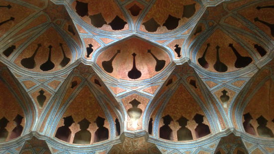 In die Gipsverschalung hineingeschnittene Umrisse von Instrumenten in einem der vielen Säle des Ali Qapu Palastes in Esfahan. Diese Bauweise sorgt für eine hervorragende Akustik.