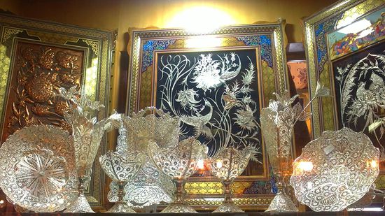 Silberziselierte Teller, Vasen und Bilder im Basar von Esfahan.