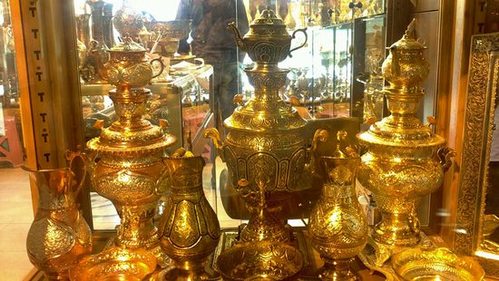 Samoware, Vasen und Schalen aus glänzendem Kupfer, Basar in Esfahan.