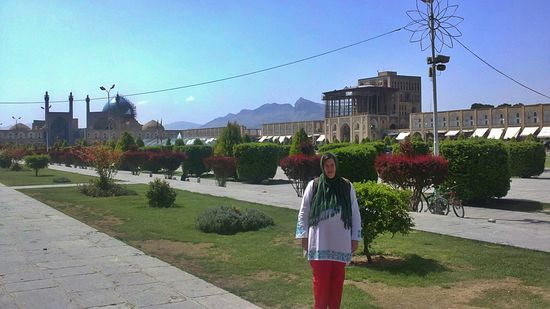 Der Meydan-e Emam mit dem Ali-Qapu Palast und der Königsmoschee, Esfahan. 8. April 2013.