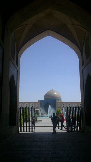 Ausgang aus dem Ali Qapu Palast mit Blick auf die Scheich Lutfullah Moschee im Osten des Platzes. 8. April 2013.