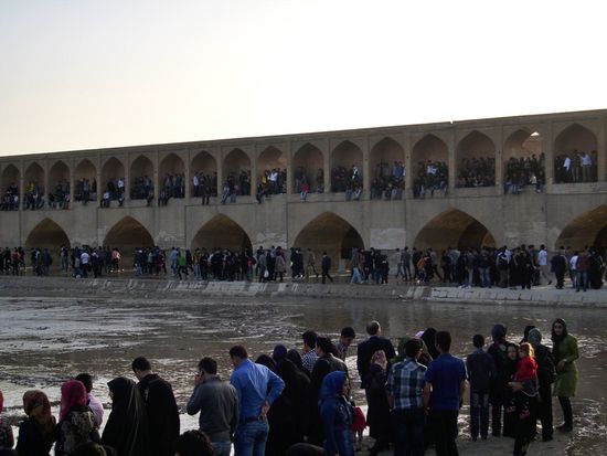 Die prächtige 33-Bögen Brücke (Si-o Se Pol) am Zayandeh Rud Fluss in Esfahan. Just am 8. April wurde das Wasser aus dem Speichersee in das ausgetrocknete Flussbett eingelassen. Das Wasser lockte Tausende von Schaulustigen ans Ufer und in die Arkaden der Brücke. Es herrschte Partystimmung!