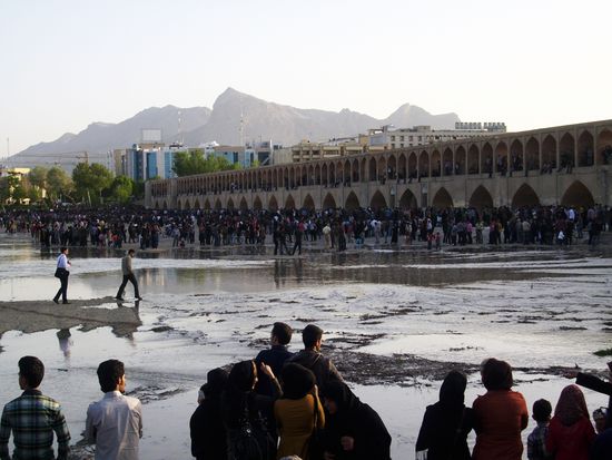 Der Massenauflauf der Esfahaner im Flussbett und an der 33-Bögen Brücke. Wir haben auch Fahrrad- und Motorfahrer im Wasser gesehen.
8. April 2013.
