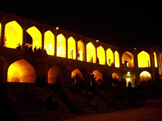 Khaju Brücke in Esfahan. In den Arkaden machen die Esfahaner Picknick.