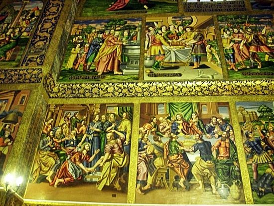 Fresken mit Szenen aus dem Leben von Jesu Christus an den Innenwänden der Vank-Kathedrale. 8. April 2013.