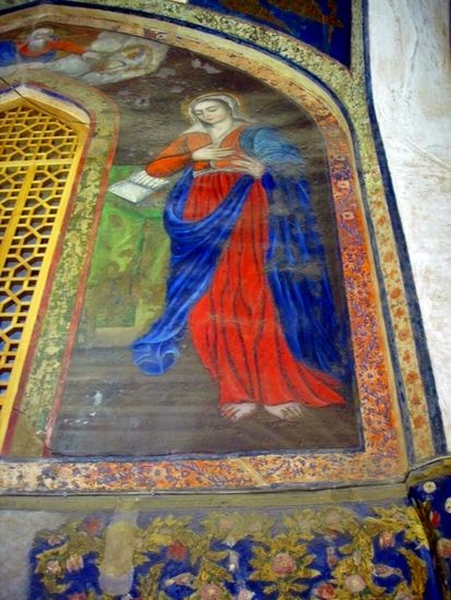 Marienbildnis mit rotem Gewand an der Außenmauer der Vank-Kathedrale.