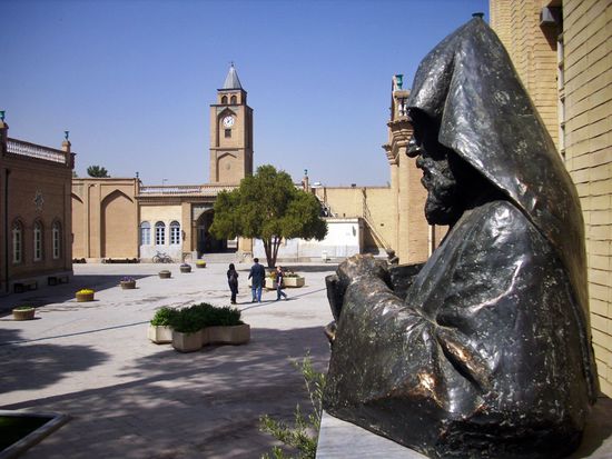 Büste des Bischofs Chatschatur (Khachatoor) vor dem armenischen Vank-Museum.