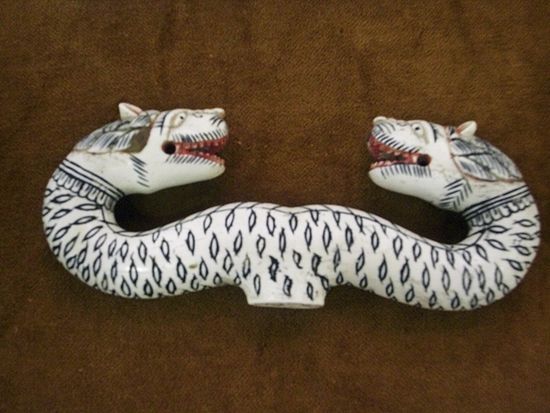 Dieses doppelköpfige Drachenkunstwerk wurde zusammen mit dem Bischofs- oder Krummstab ausgestellt. Wahrscheinlich ist es das Oberteil eines Bischofsstabes. Vank-Museum in Esfahan.