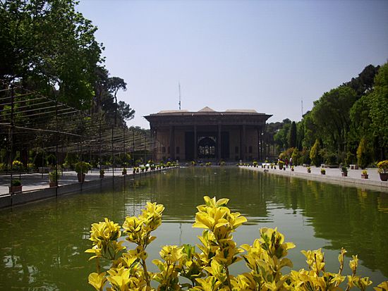 Der prächtige Tschehel Sotun (Chehel Sotoon) Palast in Esfahan. Der Palast hat 20 Säulen aus Zedernholz, die sich im Wasser spiegeln. Daher heisst der Palast aus der Safawidenzeit übersetzt 40-Säulen Palast.