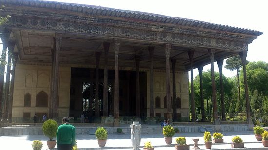 Der Chehel Sotoon Palast aus unmittelbarer Nähe. Der Palast liegt inmitten einer großen Gartenanlage nahe am Ali-Qapu-Palast und wurde unter Schah Abbas II. im 17.Jahrhundert fertiggestellt.