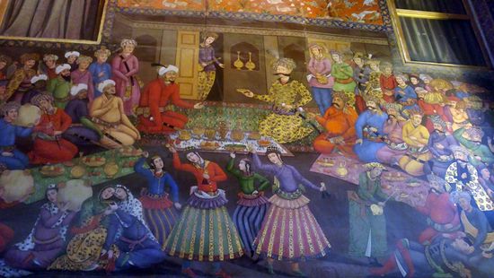 Höfische Szene mit Schah Abbas I. Fresko im Inneren des Chehel Sotoon Palastes.