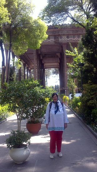 Seitliche Aufnahme der Chehel Sotoon Palastes mit den 20 Zedernholzsäulen.