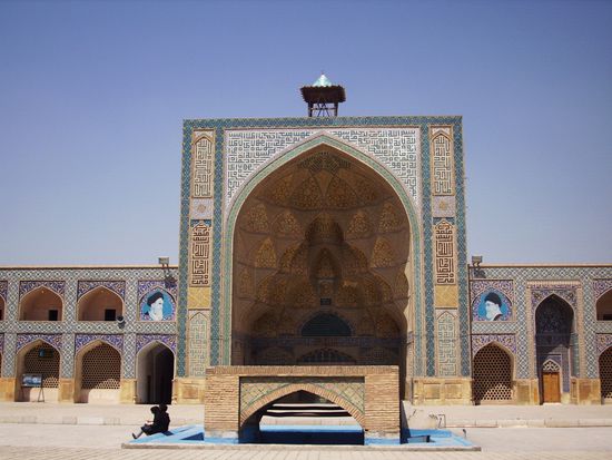 Innenhof mit Iwan der Freitagsmoschee in Esfahan. In den Nischen sind die Portraits der Ajatollahs Khomeini und Chameini zu sehen.