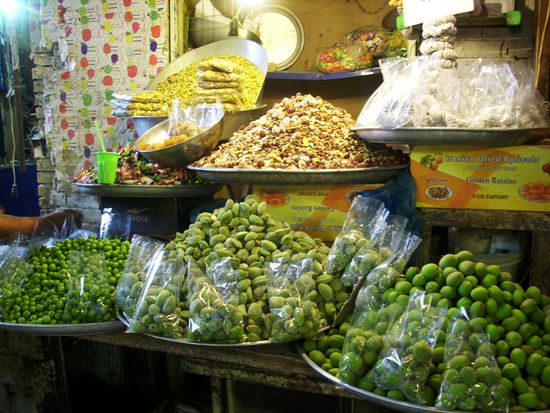 Grüne Mandeln und Nüsse im Basar bei der Freitagsmoschee in Esfahan.