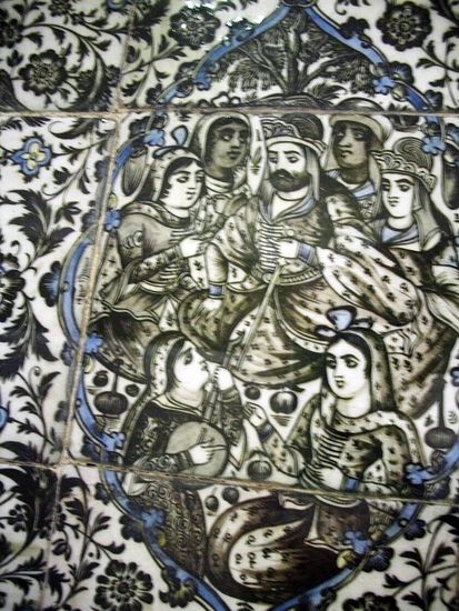 Fliesenarbeit mit höfischer Szene. Vank Museum, Esfahan.