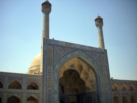 Iwan mit Minaretten, Kuppel und Muqarnas. Freitagsmoschee in Esfahan.
