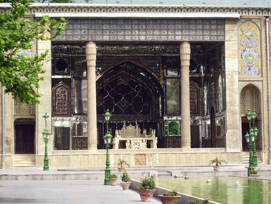 Golestan-Palast in Teheran mit Blick auf den Hauptbalkon aus Marmor.
Der Golestan Palast ist der einstige Regierungspalast der Kadscharen-Dynastie aus dem 18. und 19. Jahrhundert und liegt sehr zentral in Teheran.