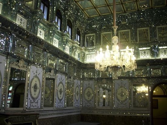 Mit Spiegelmosaiken verkleideter Saal im Shams-ol-Omareh, Golestan Palast, Teheran. Erbaut im Auftrag von Naser al Din Schah aus der Kadscharen-Dynastie im 19. Jahrhundert.