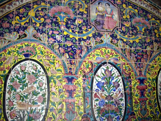 Wunderschön bemalte Fliesen an den Mauern des Golestan Palastes in Teheran. Kadscharen Dynastie, 19. Jahrhundert.