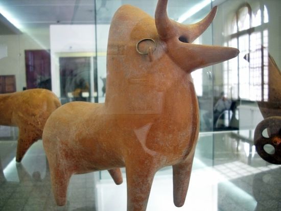 Iranisches Nationalmuseum, Teheran. Altorientalische rituelle Stier-Tonfigur, vorislamische Zeit.