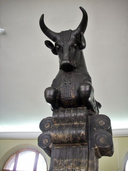 Stierkapitell aus Persepolis (Pars), Takht-e Dschamschid. Achämenidenzeit, 6. bis 4. Jahrhundert vor Christus. Iranisches Nationalmuseum, Teheran.