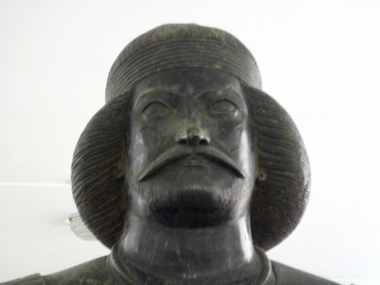 Bronzestatue eines Parther-Prinzen, des Prinzen Schami aus Chusestan, 300 v. Chr. bis 224 n. Chr. Bemerkenswert sind sein akkurater Schnurrbart und seine Hosen, die ihn als Reiternomaden ausweisen.  Iranisches Nationalmuseum, Teheran.