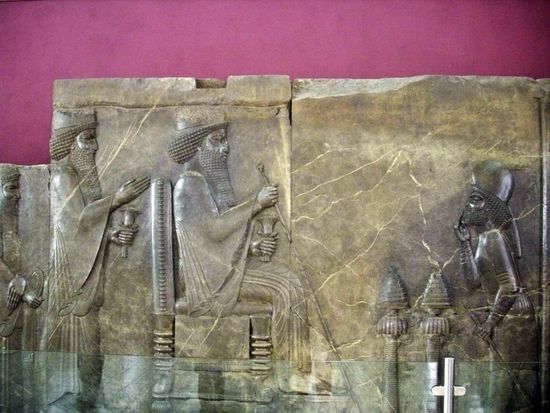 Thronrelief (Schatzhausrelief) von Darius I. dem Großen - Persepolis (Pars) - Achämenidenzeit (559-330 v. Chr.).  Iranisches Nationalmuseum, Teheran.