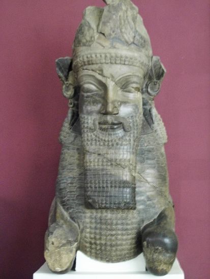 Statue vom geflügelten Stiermenschen, Achämeniden-Zeit, Persepolis (Pars). Iranisches Nationalmuseum, Teheran.
