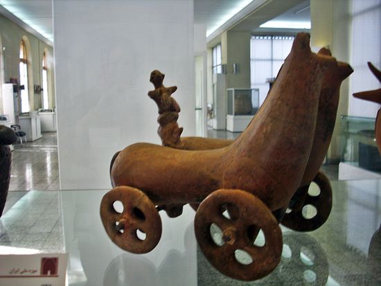 Gefäß in Form eines Pferdegespanns aus Keramik - Amarlu (Gilan) - 1. Jahrtausend v. Chr. Iranisches Nationalmuseum, Teheran.