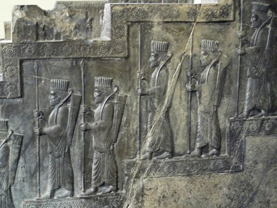 Bogenschützen-Relief aus Persepolis (Pars). Achämeniden-Zeit. Iranisches Nationalmuseum, Teheran.