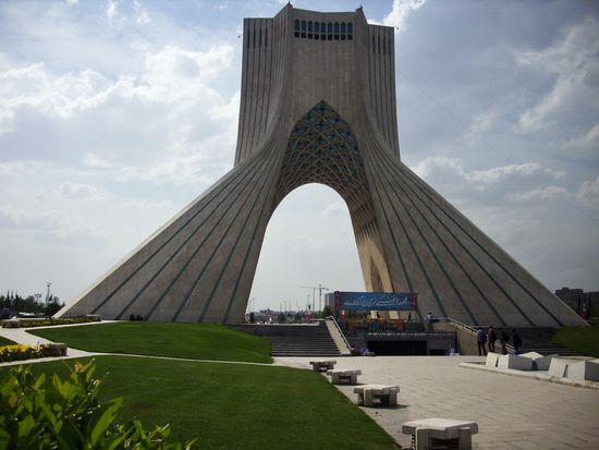 Azadi-Tower, der Freiheitsturm ist das Wahrzeichen des modernen Teheran. Der Turm wurde zwischen 1969 und 1971 anlässlich des 2500-jährigen Jubiläums der iranischen Monarchie noch unter dem Namen Shahyad-Turm (übersetzt etwa: "Denkmal der Schahs") erbaut.
Nach der Iranischen Revolution von 1979 wurde er in Azadi-Turm umbenannt. Der vom iranischen Architekten Hossein Amanat im Auftrag von Schahbanu Farah Pahlavi gebaute Turm ist 45 Meter hoch und stellt eine Verbindung aus Islamischer Architektur und des Stiles der Sassaniden dar.