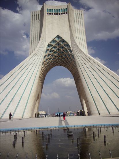 Der Azadi-Tower von der anderen Seitek mit mir in der Mitte alleinstehend. Seine geschwungenen Formen sind atemberaubend und schwindelerregend.