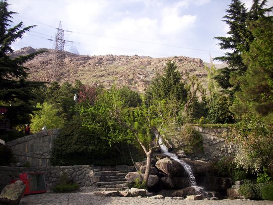 Der Jamshidieh Stone Garden oder Dschamschidieh Steingarten im Norden Teherans zum Abschluss der Reise. Der Park befindet sich am Fuße des Kolaktschal-Berges im Stadtteil Niavaran, misst einschließlich der ihn umgebenden angelegten Berghänge rund 100 Hektar und gilt als einer der schönsten und malerischsten Parks der Stadt.