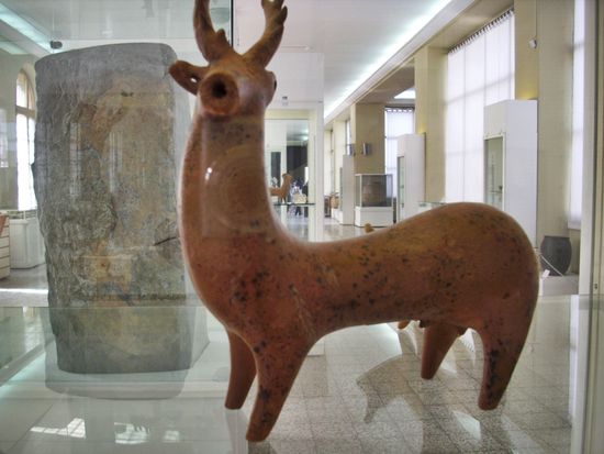 Keramikfigur, die einem Hirsch nachempfunden ist. Altorientalisch, vorislamische Zeit. Iranisches Nationalmuseum, Teheran.
