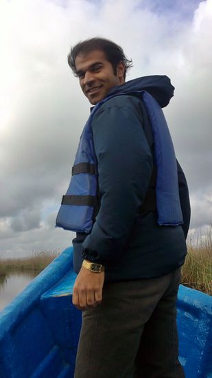 Mehdi Gharib am Bug des Motorboots in der Lagune der Hafenstadt Bandar Anzali. 31. März 2013.