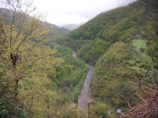 Der Heyran-Pass ist die Verbindungsroute zwischen Astara und Ardabil in Nordiran. Die Gegend gilt als letztes Naturschutzgebiet der Provinz Gilan. Blick auf die Pass-Straße im Tal. 31. März 2013