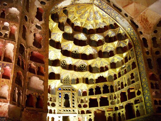 Ardabil - Grabmal des Sheikh Safi ad Din Ardebili - Blick auf das Ali Qapu Gewölbe, das dem Musiksaal im Ali-Qapu-Palast in Isfahan nachemfpunden ist. Dieser Saal wird  auch"Chini khane", der Porzellanraum genannt, weil Shah Abbas hier neben wertvollen Büchern auch kostbares chinesisches Porzellan aufbewahrte.
Das Sheikh Safi ad Din Grabmal gehört zum UNESCO Weltkulturerbe. 
31. März 2013.