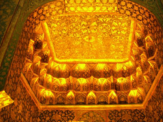 Ardabil - Grabmal des Sheikhs Safi ad Din Ardabili - Muqarnas über dem Eingangsportal zum Schrein.
31. März 2013