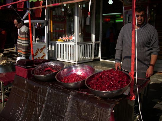 Aprikosenverkäufer in Sareyn, einem Kurort mit Thermalquellen westlich von Ardabil. 1. April 2013