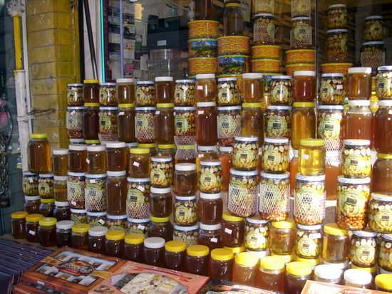 Honiggläser in einem der typischen Honigläden Sareyns. Sareyn ist berühmt für seinen Bienenhonig aus der Umgebung.