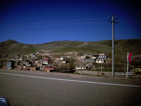 Dorf am Straßenrand unweit des Kurorts Sareyn, auf dem Weg nach Täbris.