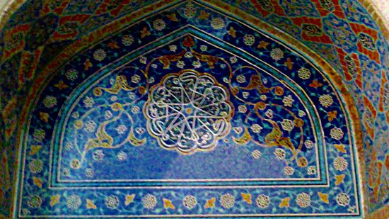 Arabesken auf indigoblauem Fliesengrund. Detail aus der Blauen Moschee (Kabud Moschee) von Täbris, die im 15. Jahrhundert erbaut wurde.
1. April 2013