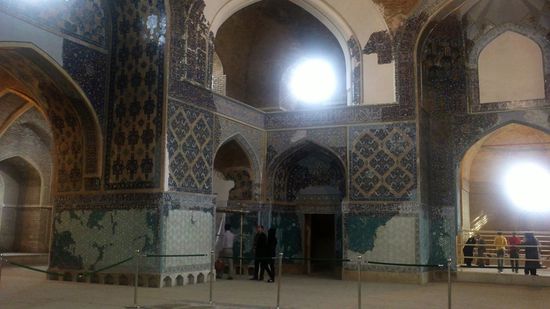 Innenansicht der Blauen Moschee von Täbris, die wegen ihrer kobaltblauen Fliesen weltberühmt wurde.
1. April 2013